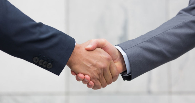 محکم دست دادن - زبان بدن در مصاحبه