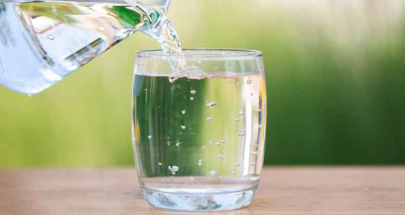 برای داشتن تغذیه سالم در محیط کار سعی کنید آب کافی بنوشید