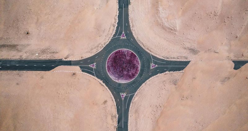 چه عواملی در میانجی‌گری بین کارمندان نقش دارند