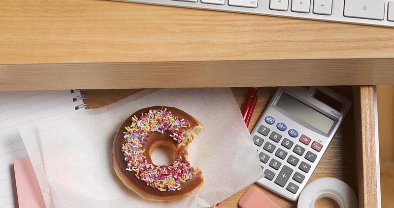 ۸. کارمندی که کارهای پنهانی میکند