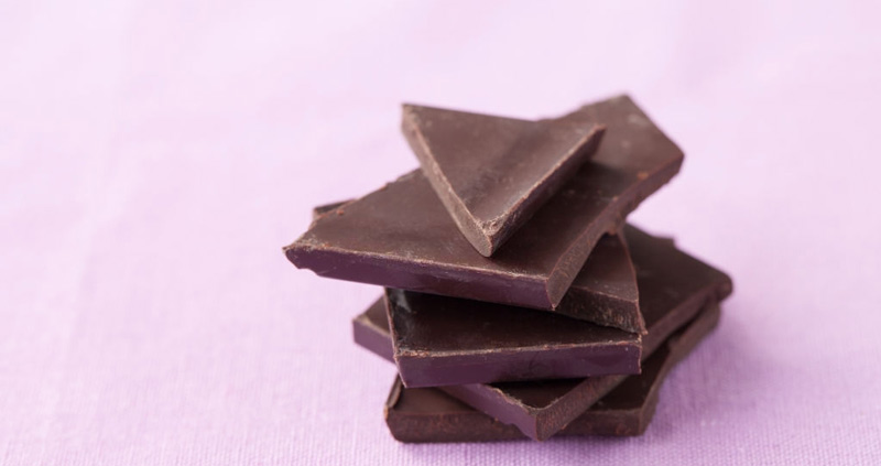 برای تقویت حافظه چه بخوریم - شکلات تلخ