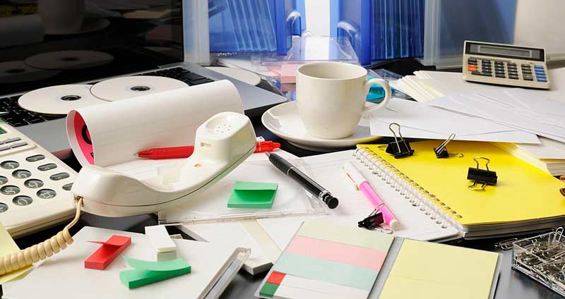 خودتان را مشغول نشان دهید و یا از هدفون استفاده کنید